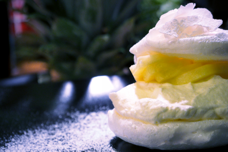 Vegan meringue sandwiches with piña colada flavours