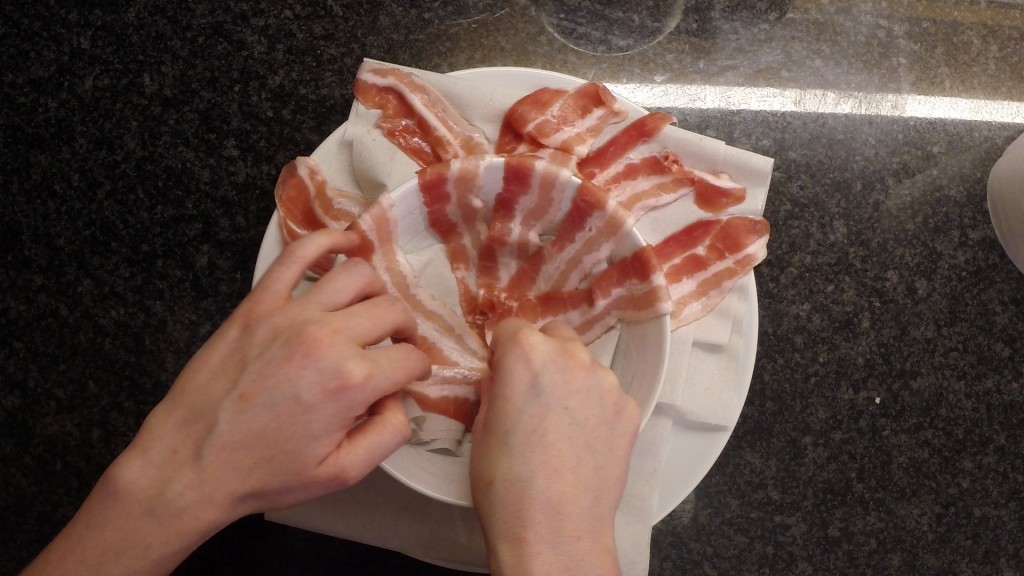 How to make crispy bacon in microwave?