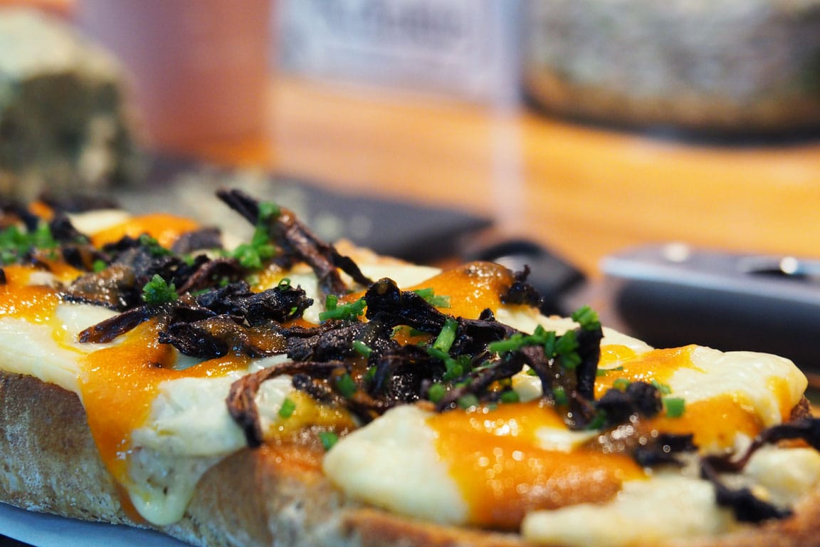 Polish open-faced sandwich (zapiekanka) from scratch