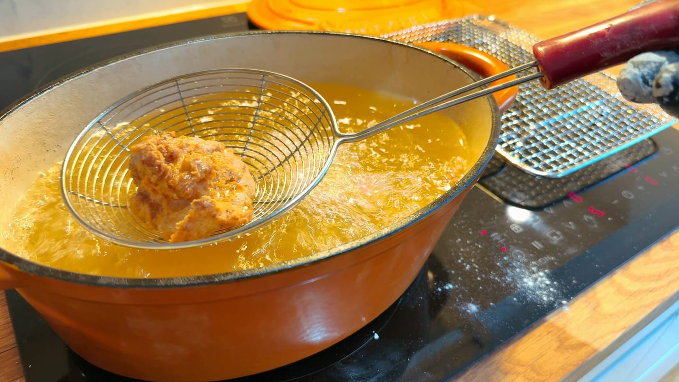 Lifting the golden karaage out of the oil